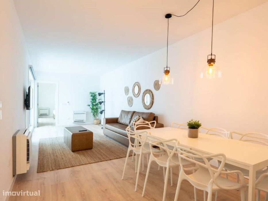 Apartamento T3 renovado, com terraço junto ao Campo Santana