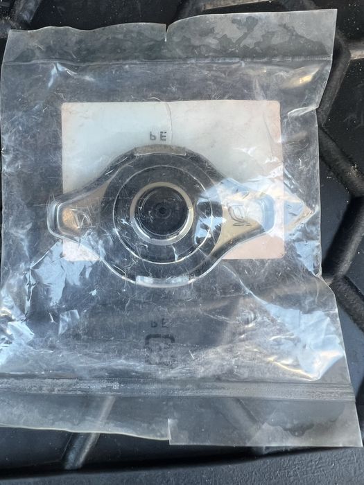 Продам кришку радіатора для автомобіля HONDA