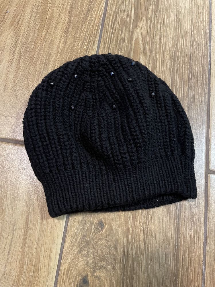 Czarna czapka z czarnymi ozdobami