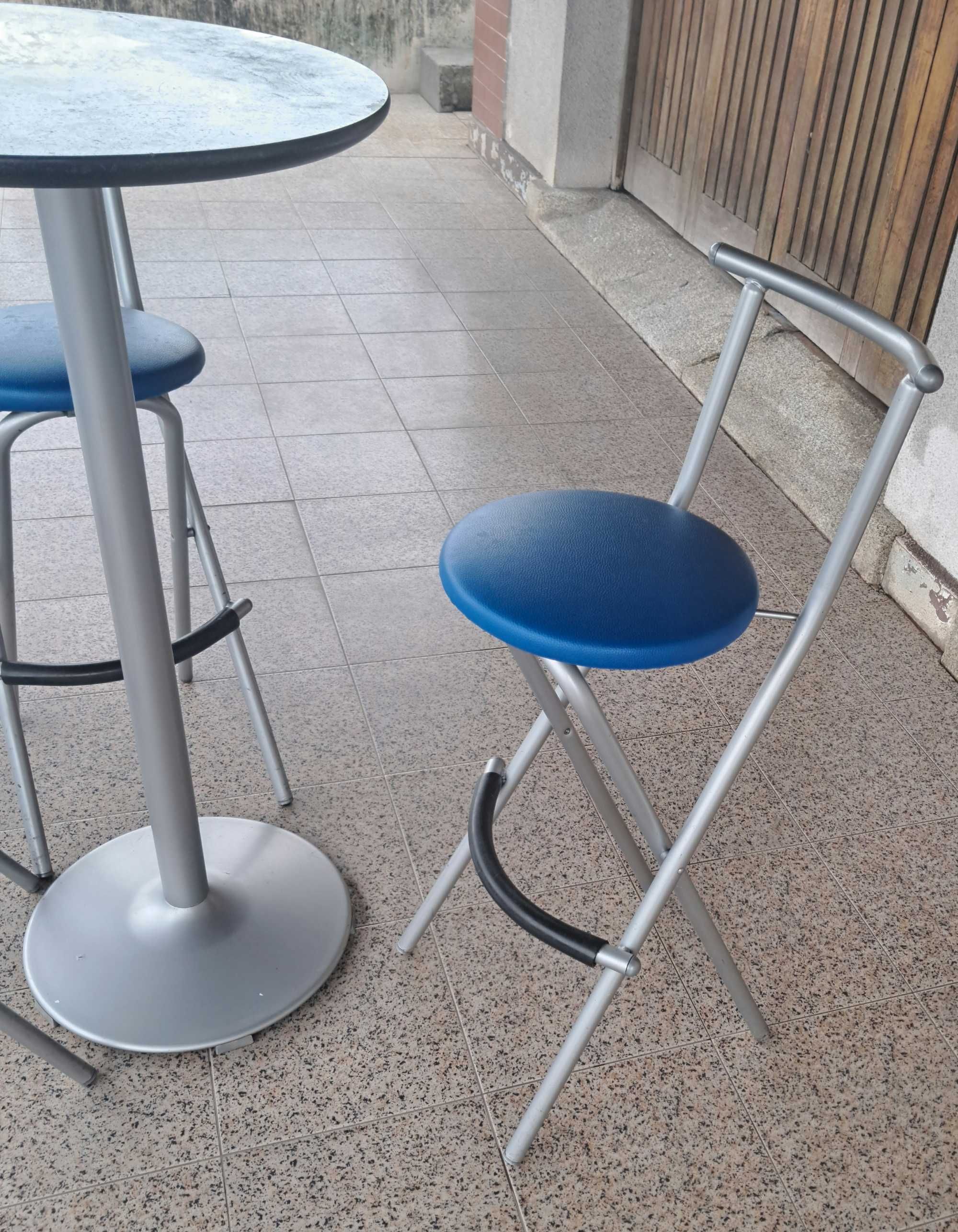 Mesa com 3 bancos altos