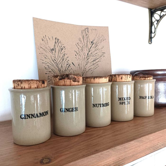 Zestaw  pojemników na przyprawy. Pojemniki. Słoje kuchenne.  Słoiki.