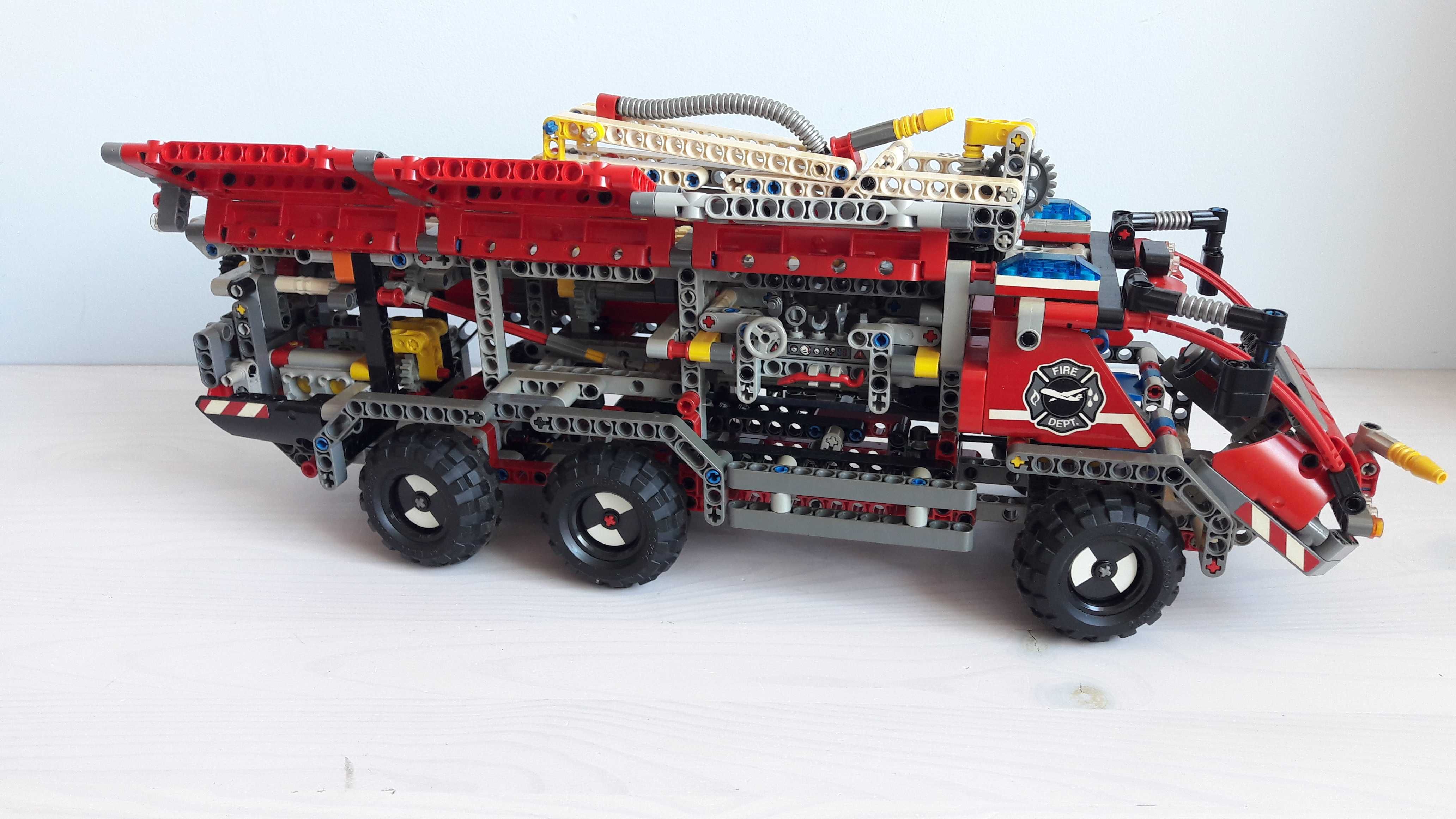 Lego Technic 42068 (10-16) Airport Rescue Vehicle