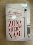 Żona między nami - Greer Hendricks, Sarah Pekkanen