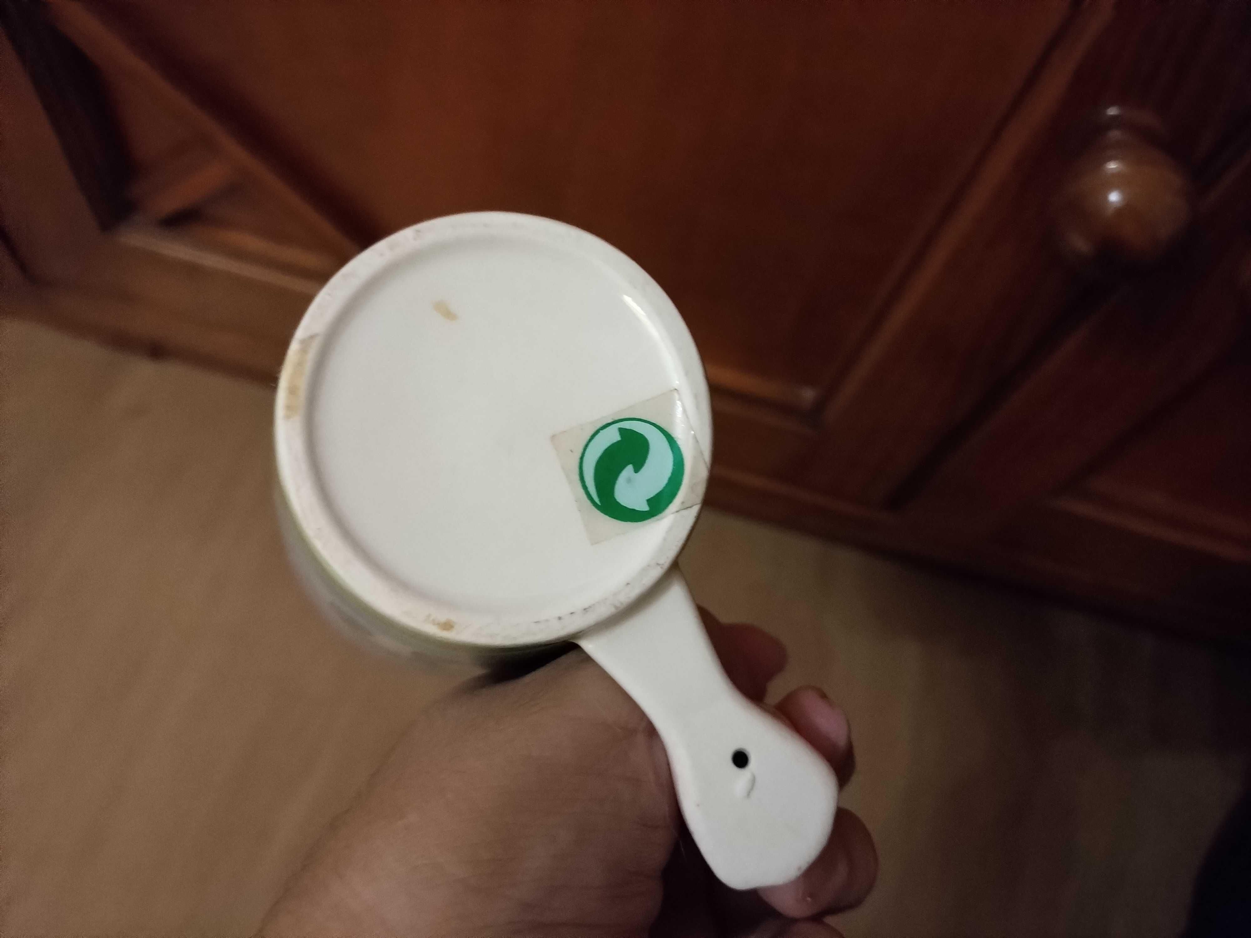 Conjunto de caneca + suporte para ovo