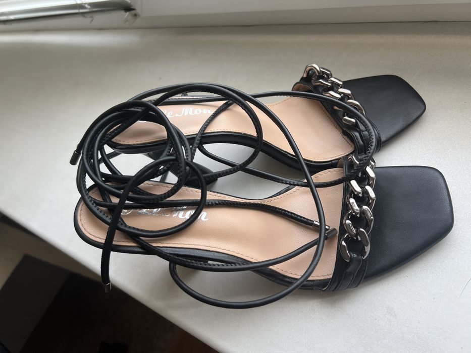 Чорні босоніжки, туфлі