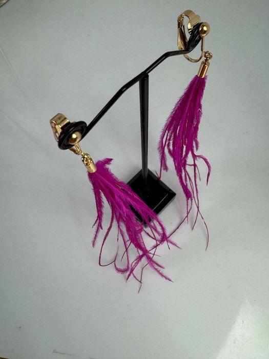 Klipsy do uszu długie pióra w kolorze fuksji zwiewne c39