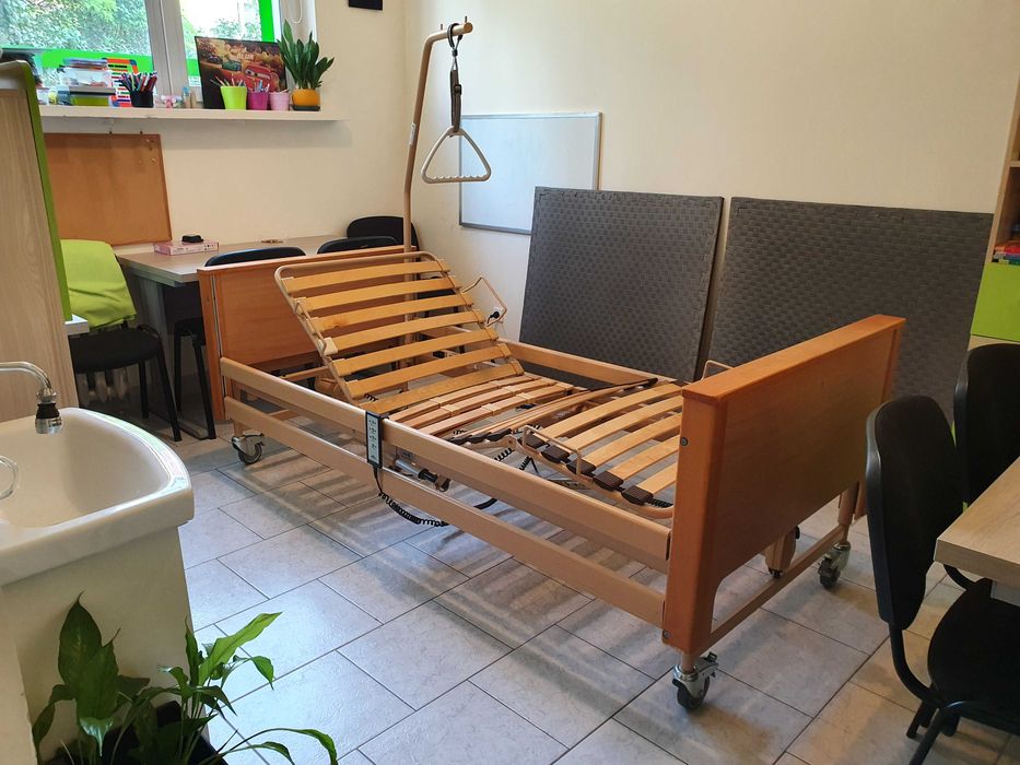 Łóżko rehabilitacyjne 3 funkcyjne sterowane pilotem