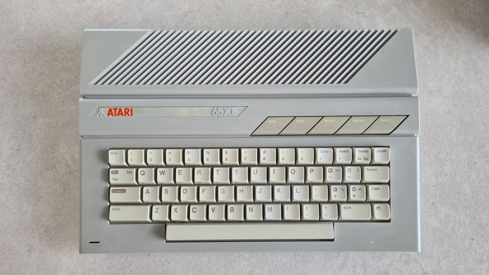 Sprawny i kompletny komputer Atari 65 XE + XC12