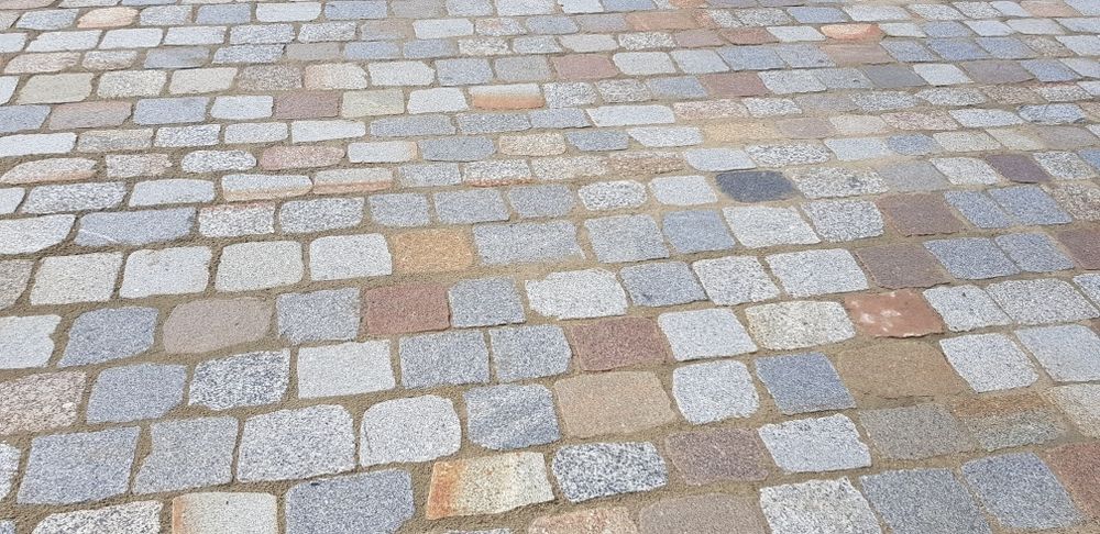 Kostka granitowa cięta płomieniowana starobruk brukowiec kamień polny