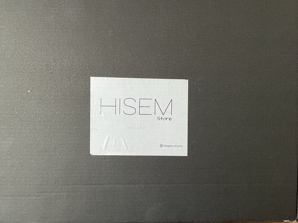 Довга, пряма сукня молочного кольору від українського бренду “Hisem”
