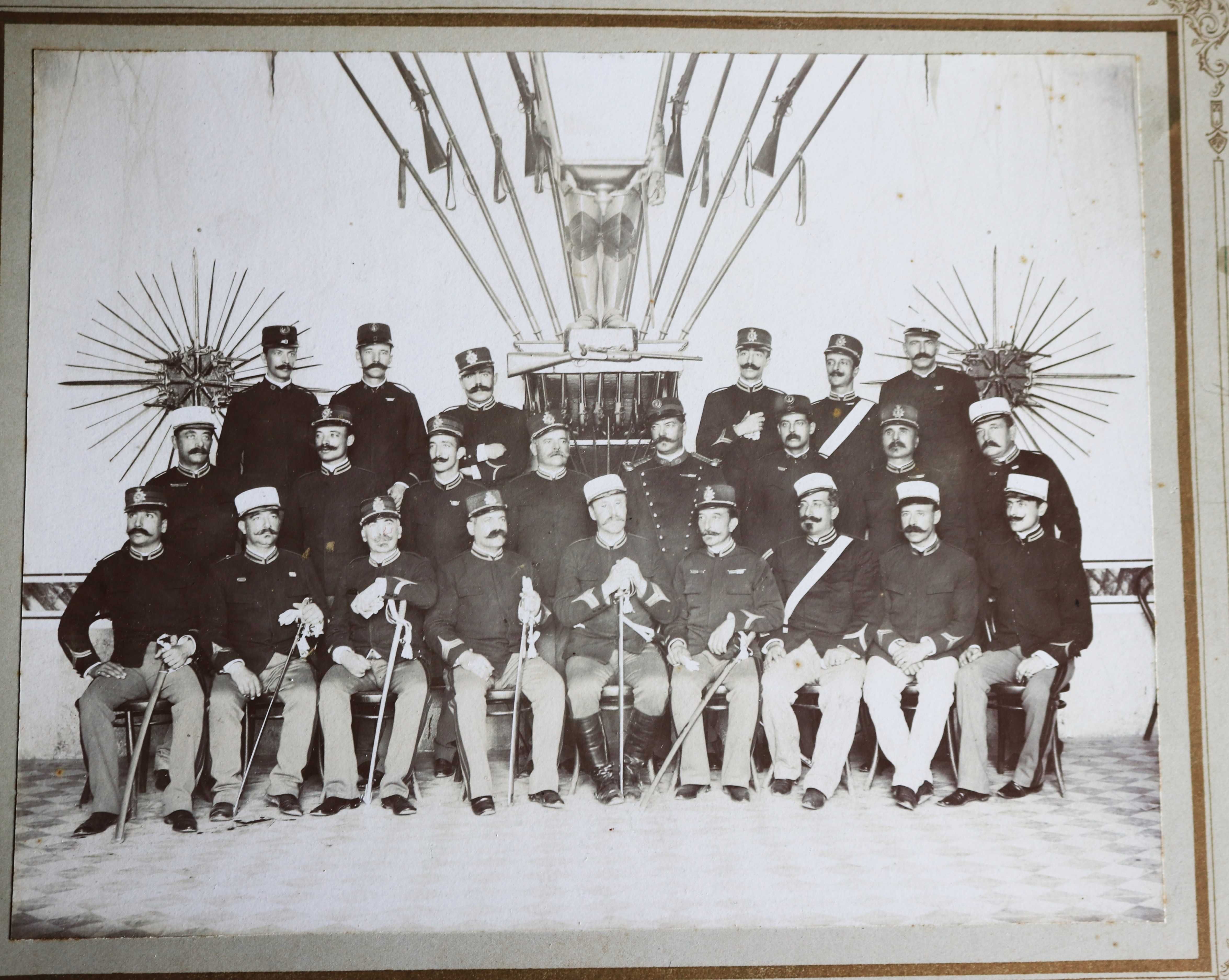 Militares uniformes espadas e armas foto grande José Maria da Silva