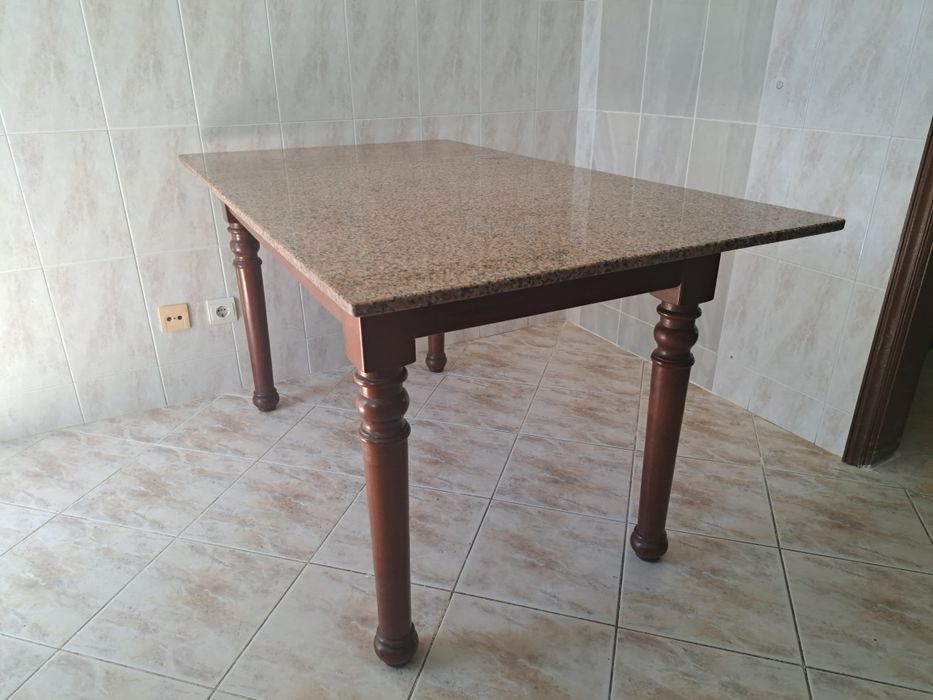 Mesa com tampo de marmore.