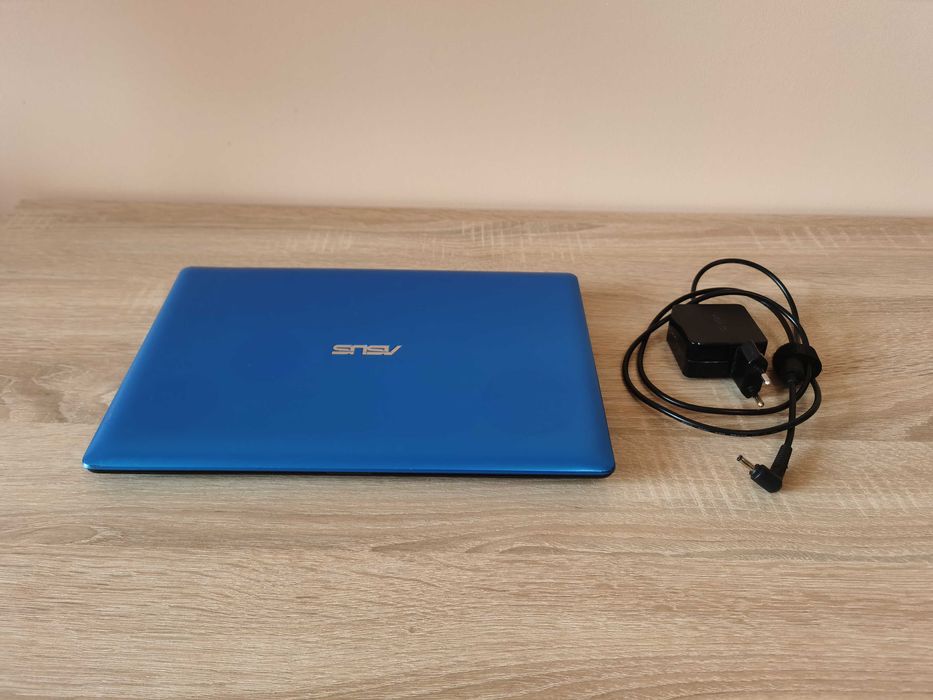 Компактный Asus F200