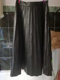 Czarna spódnica plisowana