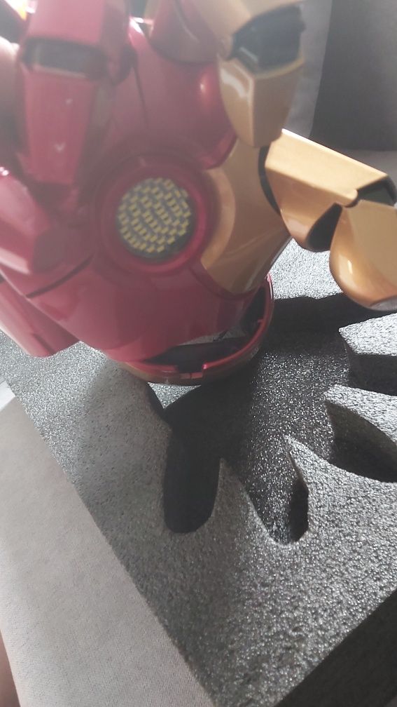 Iron Man avengers ręką