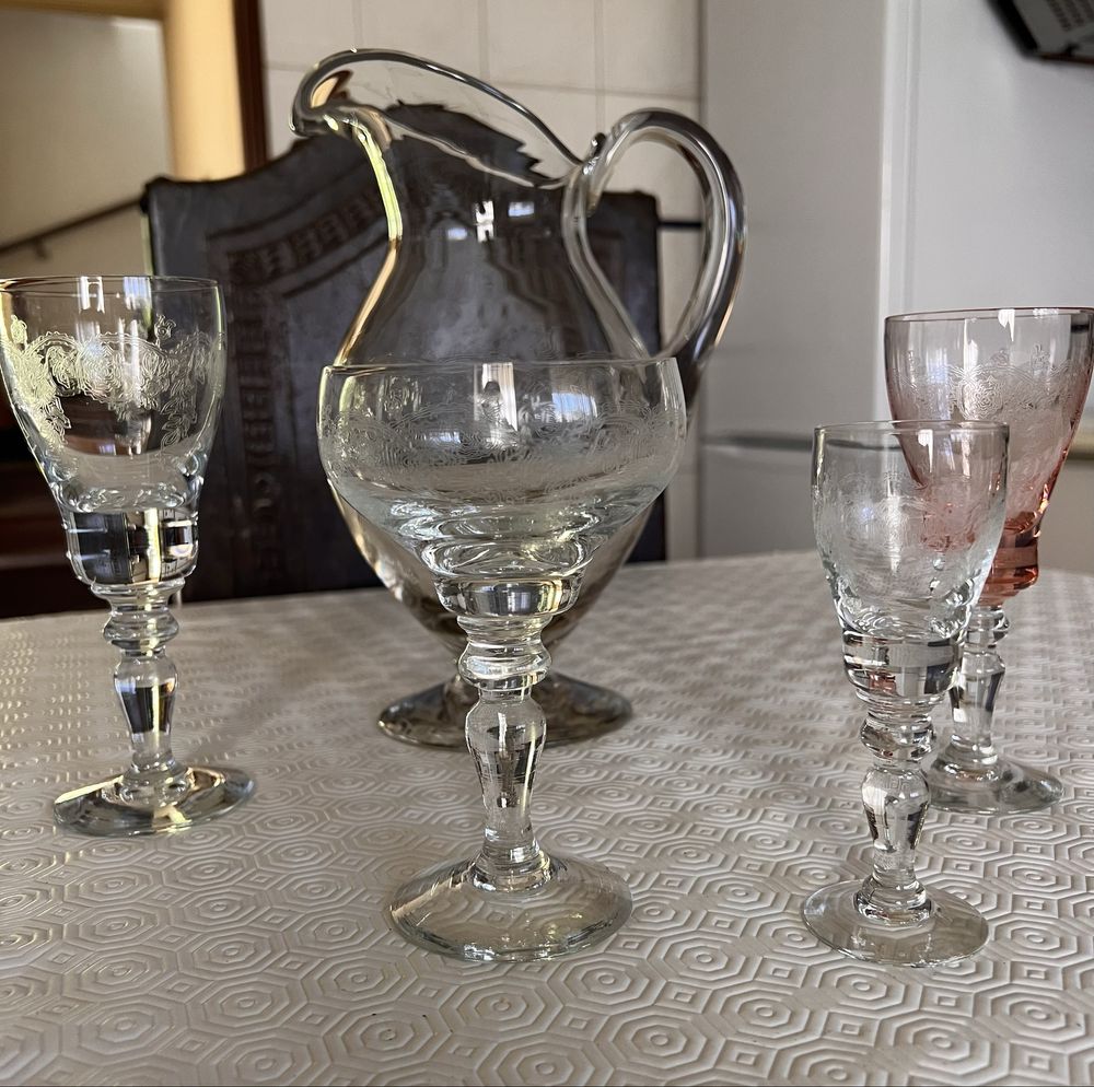 Conjunto de vidro(cristal) com gravuras.