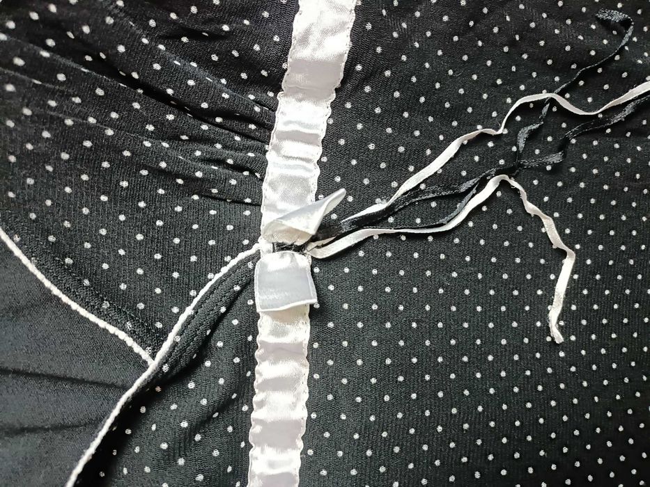 Urocza zwiewna sukienka be3 w groszki z kokardką i pięknym dekoldem