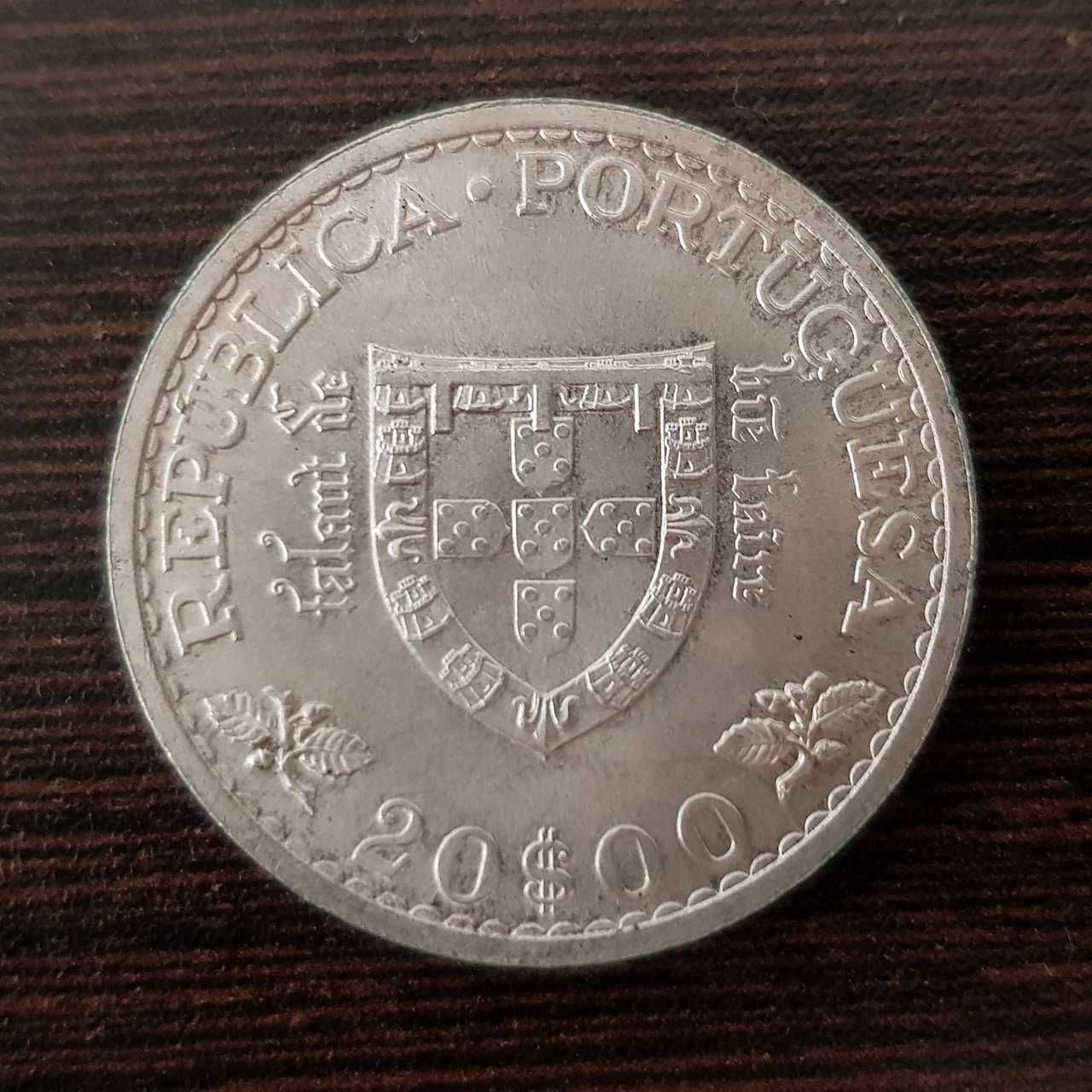 Escudos portugueses em prata (10 e 20$00)
