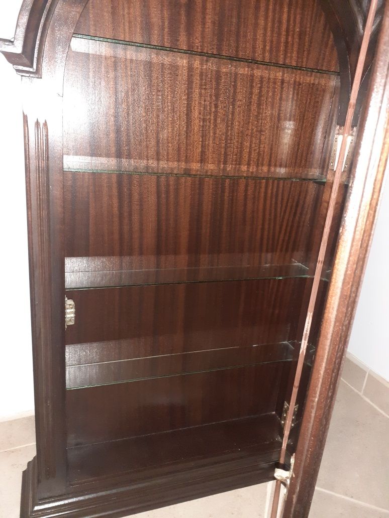 Cristaleira de madeira com prateleiras de vidro