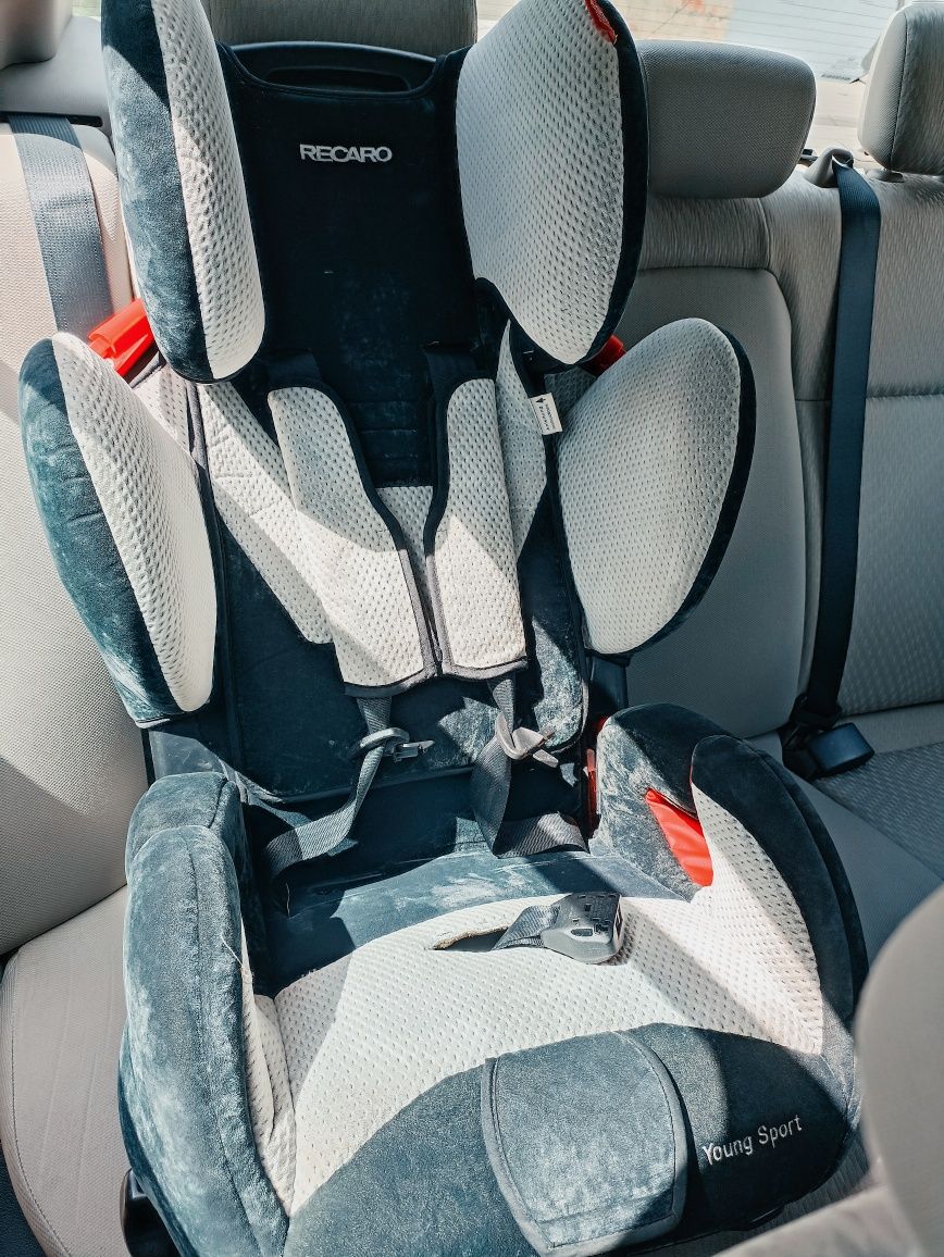 Продам детское автокресло Recaro