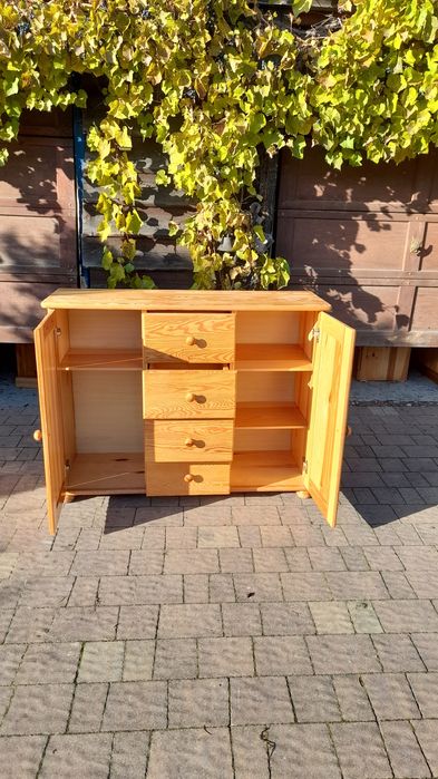 Komoda z litego drewna sosnowego – solidna, naturalna i pojemna