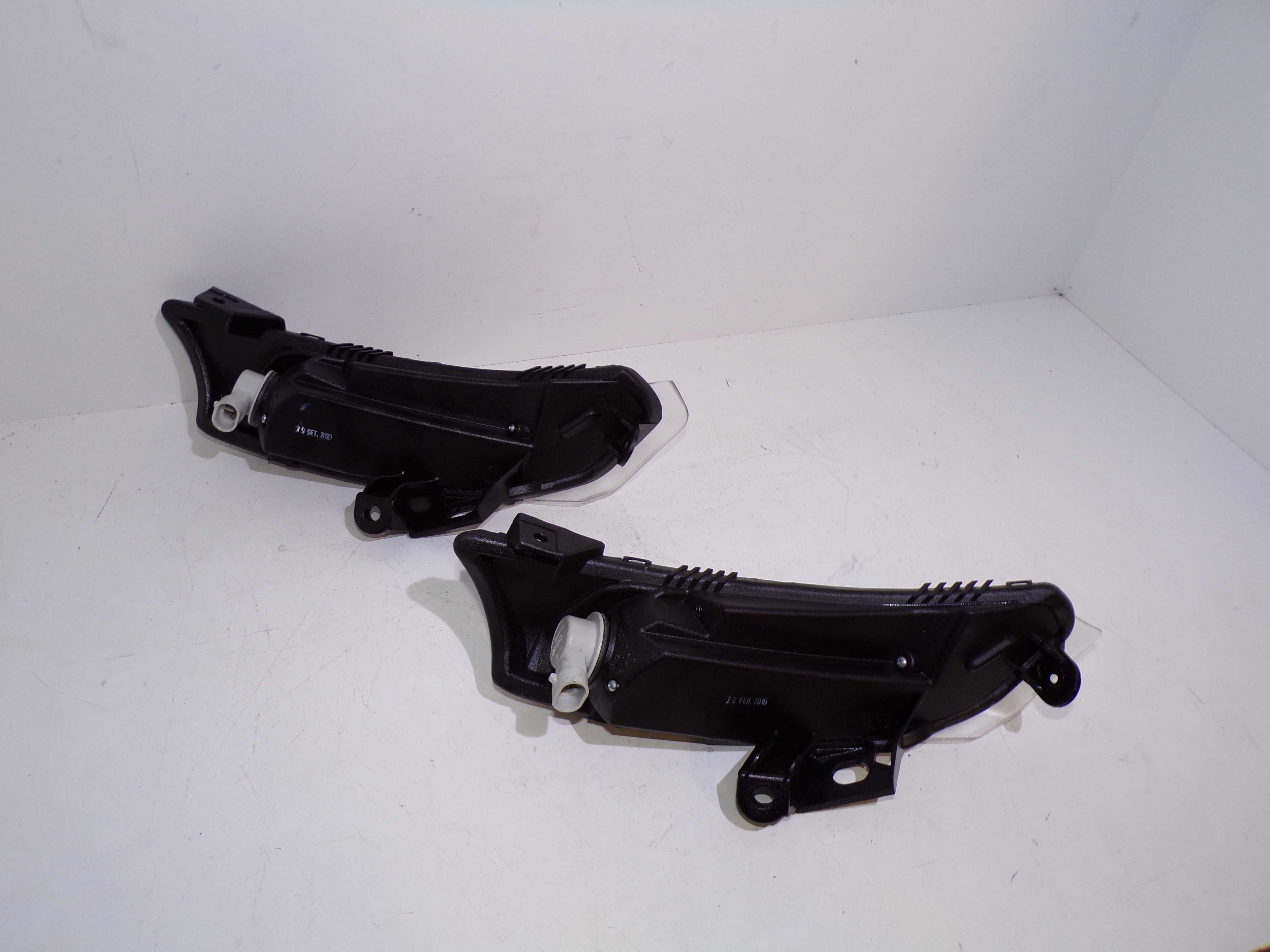 Kierunkowskaz Kierunek przód Prawy Piaggio X10 125/500cc OEM.