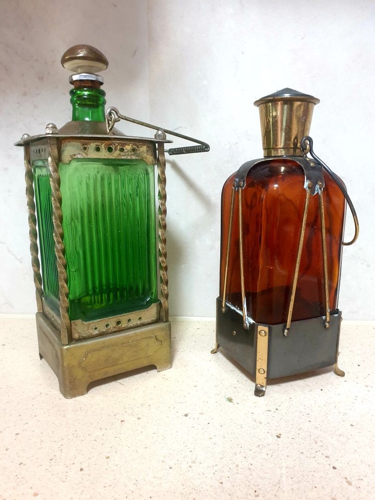Garrafas licoreiras vintage com armações e caixas de música