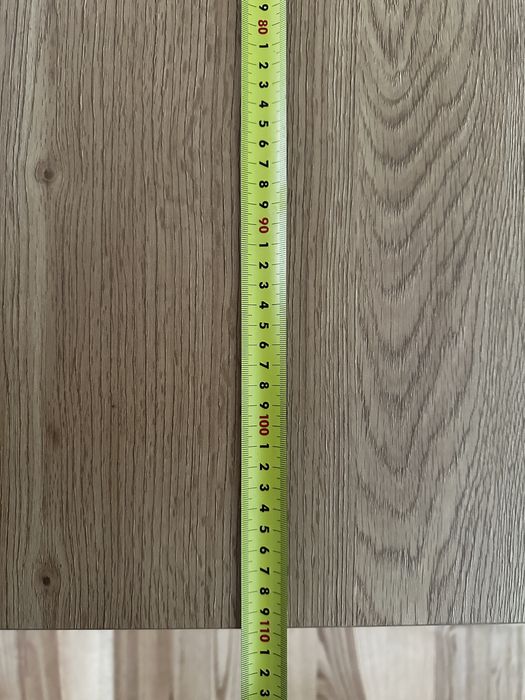 Biurko z rynna na kable i polka