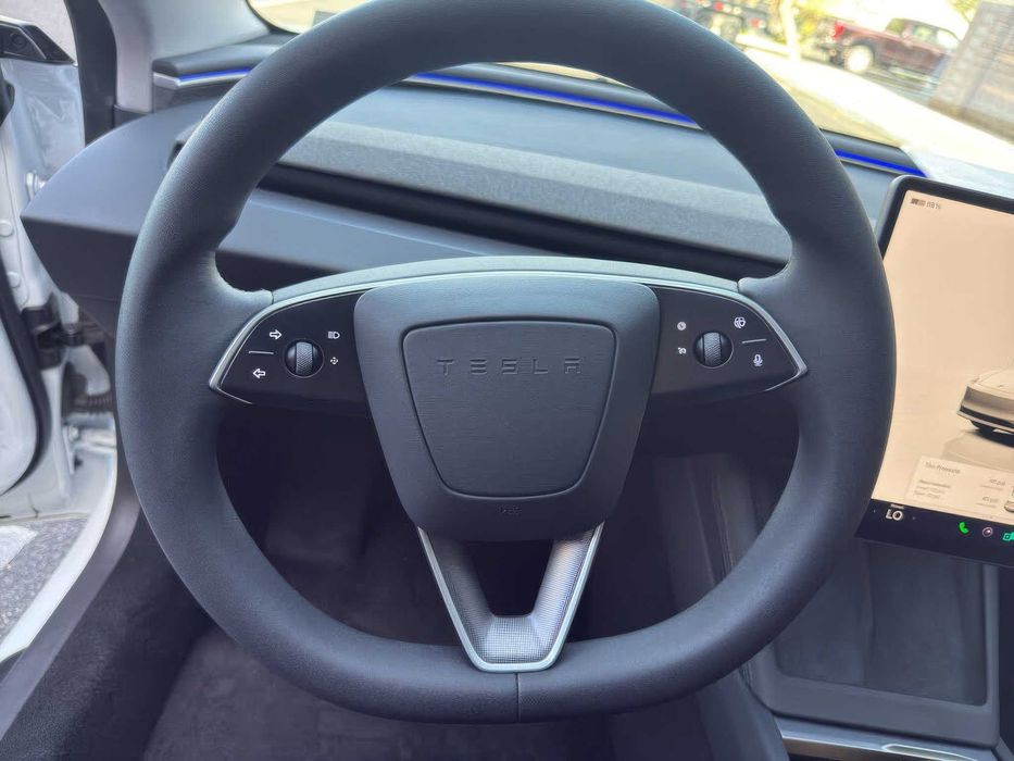 Tesla Model 3      2024