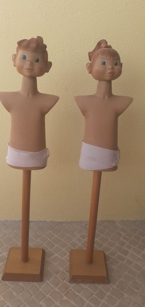 2 manequins de madeira para exposição de roupa desportiva ou casual