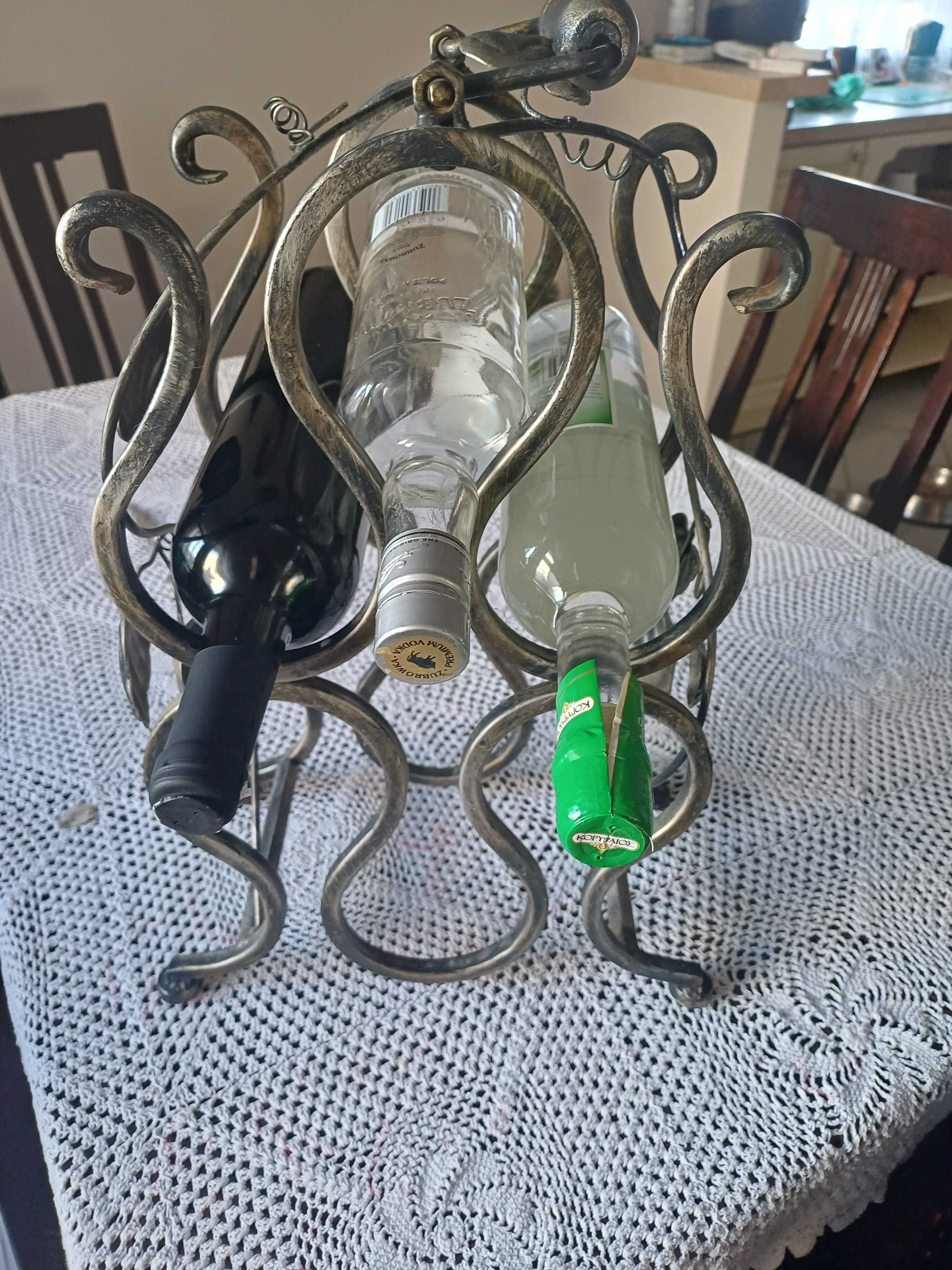 Ozdobny metalowy stojak na wino
