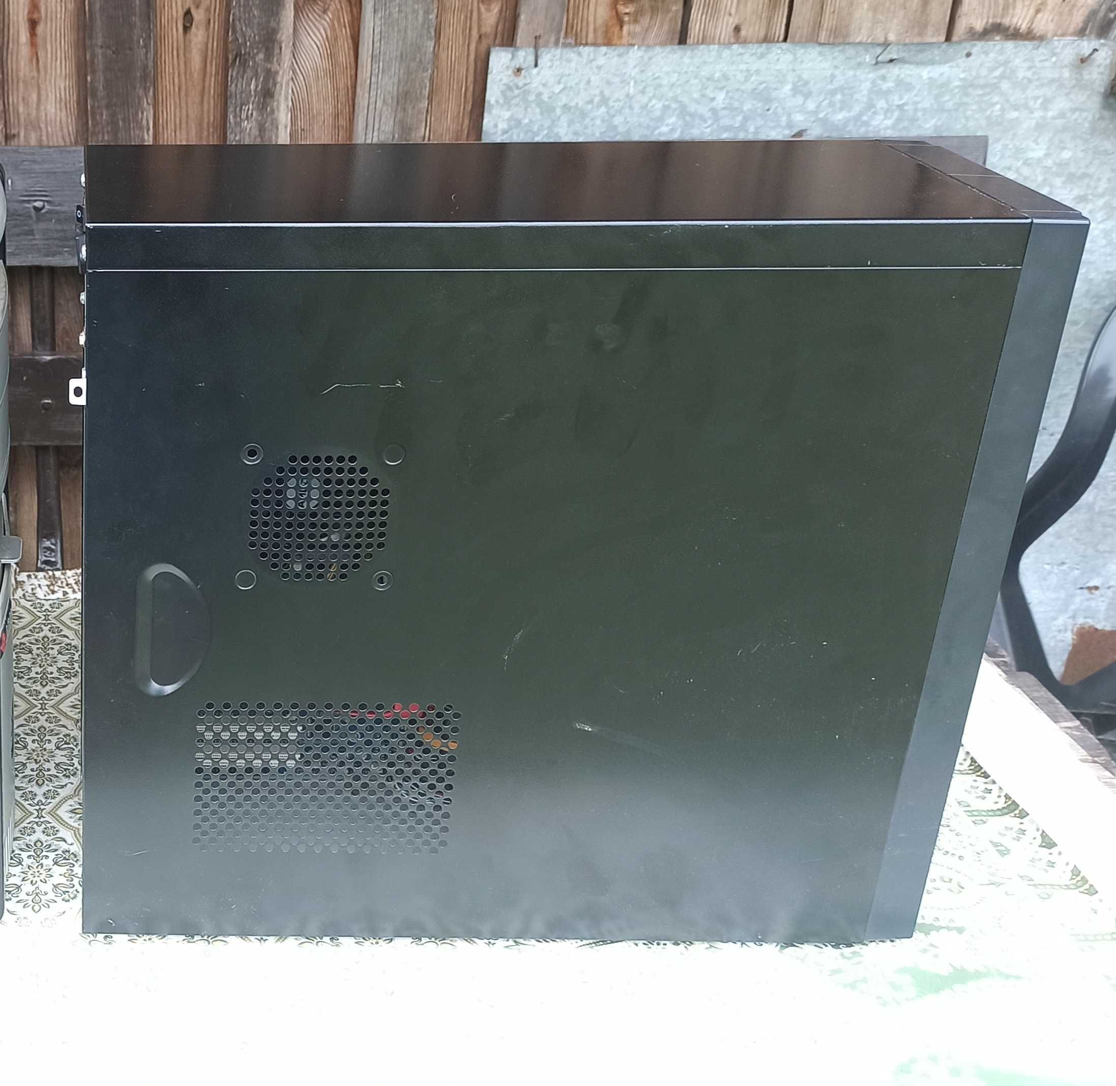 Komputer stacjonarny TRACER z monitorem LG i klawiaturami