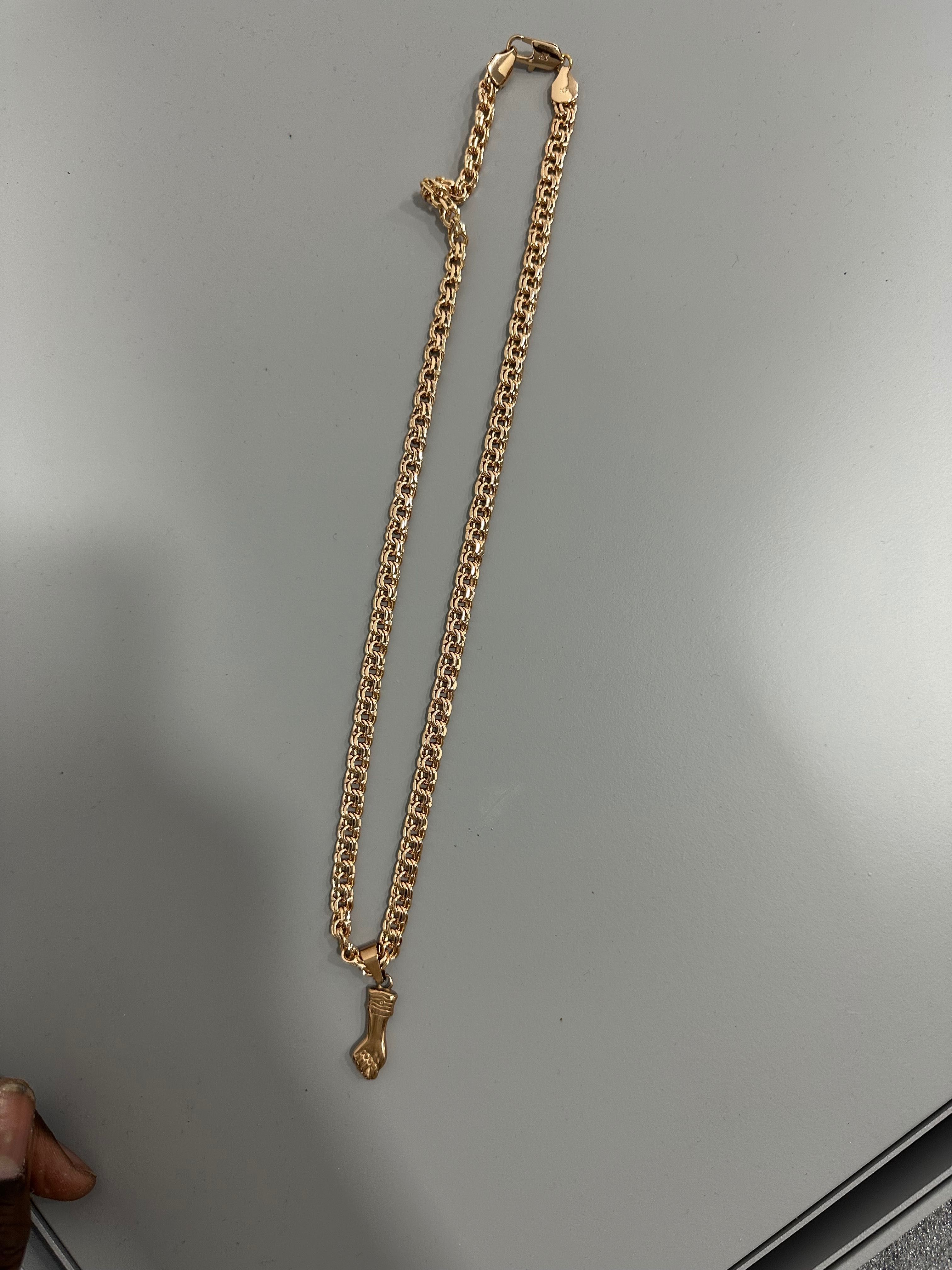 Cordão de ouro e mascote