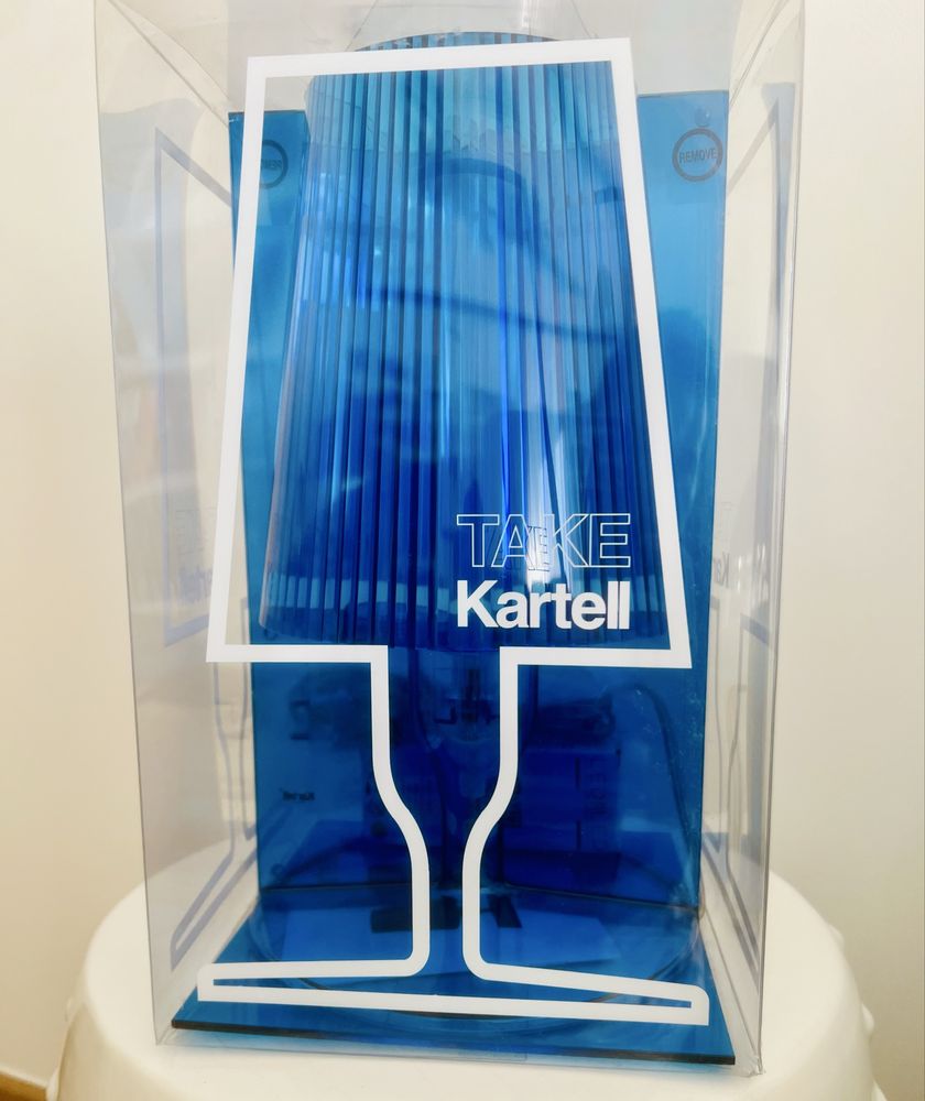 Candeeiro de mesa azul marca kartell take