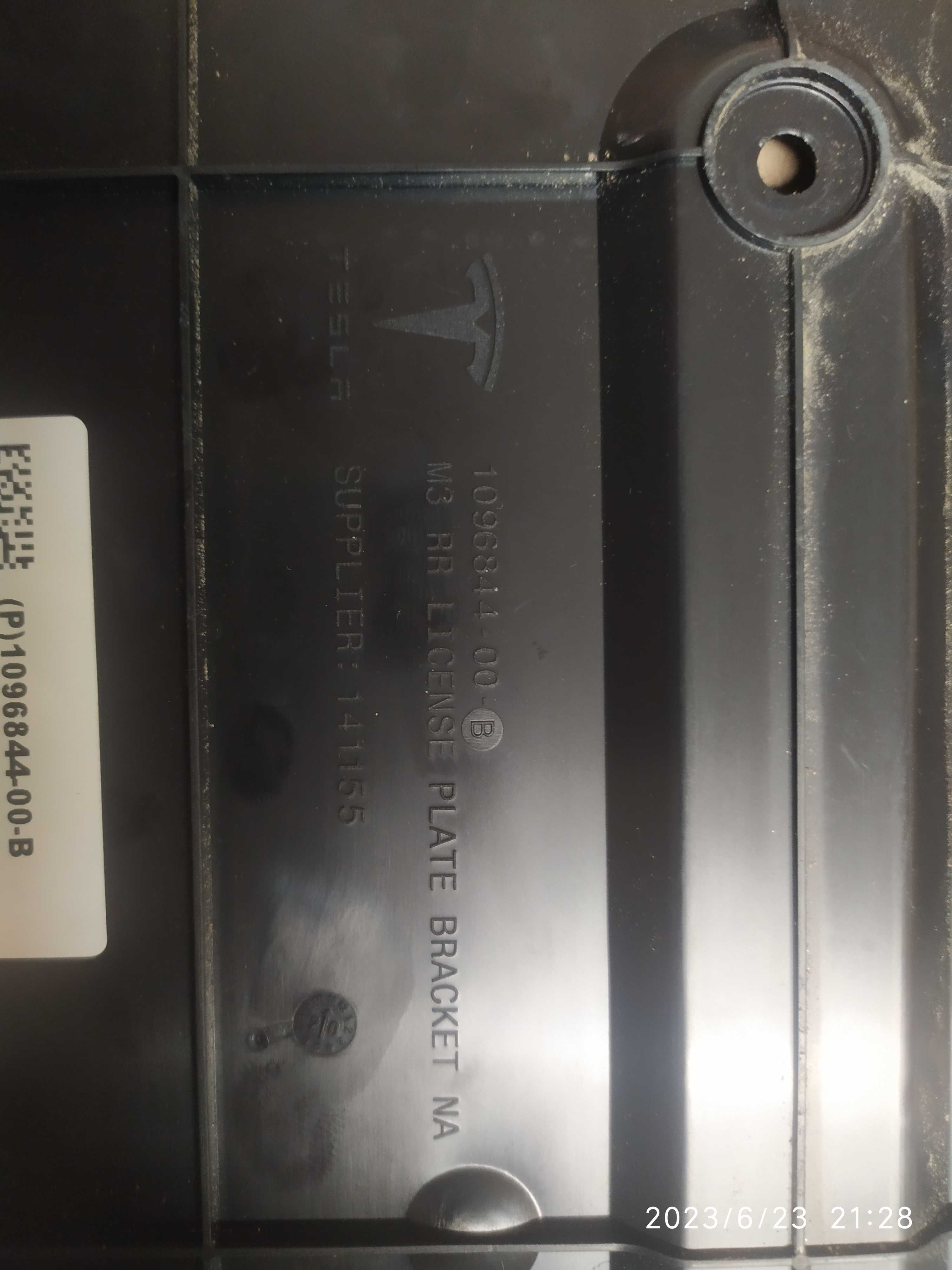 1096844-00-B кронштейн номерного знака задній tesla