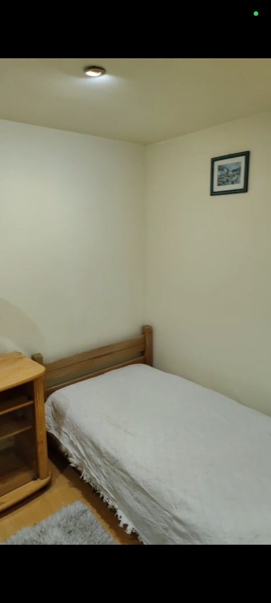 Atendo quarto para rapariga, no Laranjeiro Almada,.