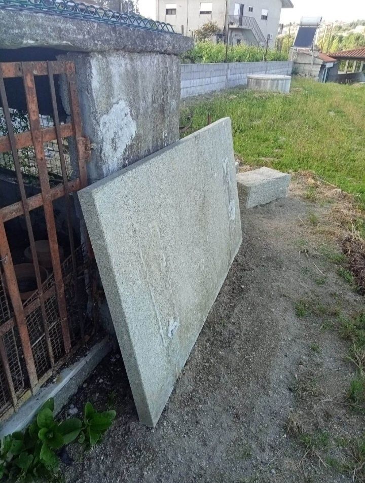 Mesa de jardim em granito