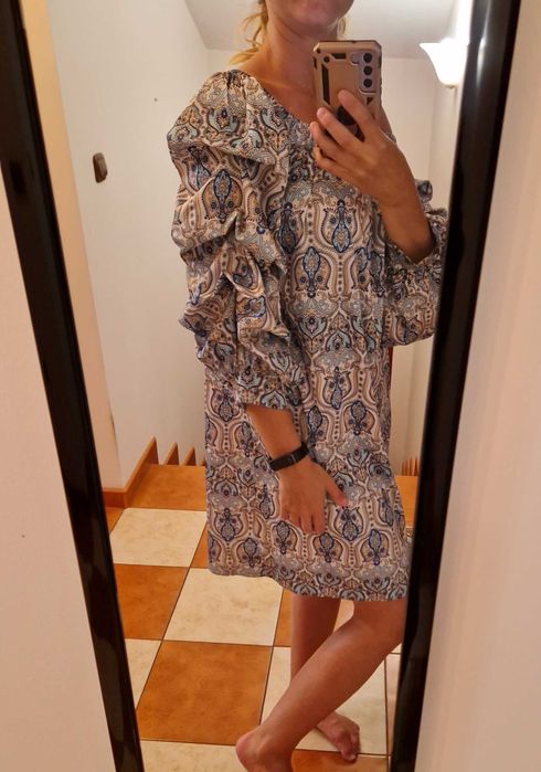 Piękna nowa sukienka z bufiastymi rękawami boho