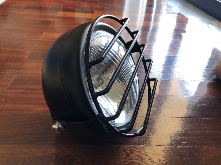 Farol frontal transparente com grelha metálica dois apoios cafe racer