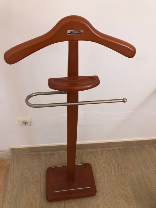 Cabide de homem em madeira com pé