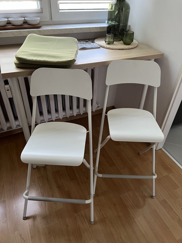 Stół z wysokimi krzesłami/hokerami IKEA