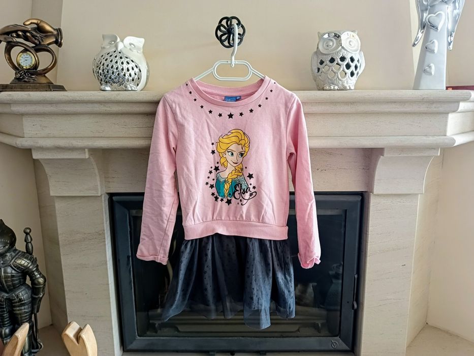 śliczna sukienka z motywem z Krainy Lodu r. 116, 5-6 lat stan BDB