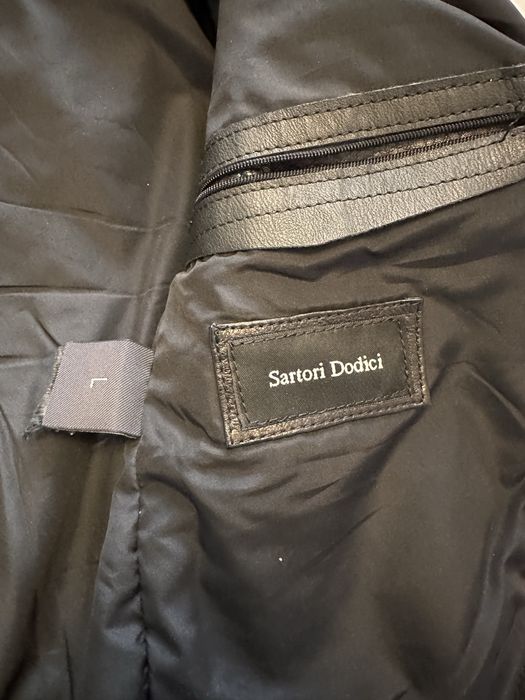 Чоловіча шкіряна куртка чорного кольору.