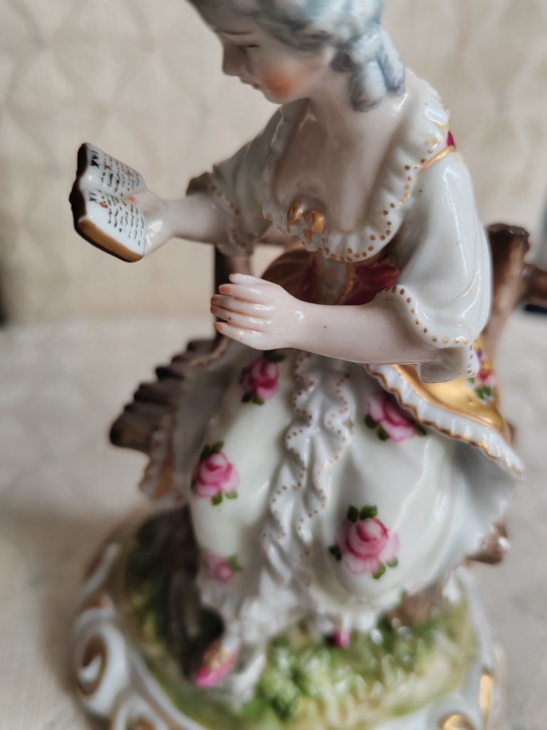 Figura porcelana,, Kobieta czytająca książkę,,