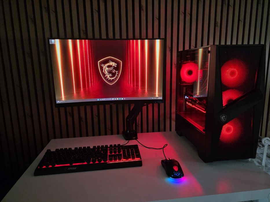 Komputer gamingowy MSI. W zestawie monitor, klawiatura oraz mysz