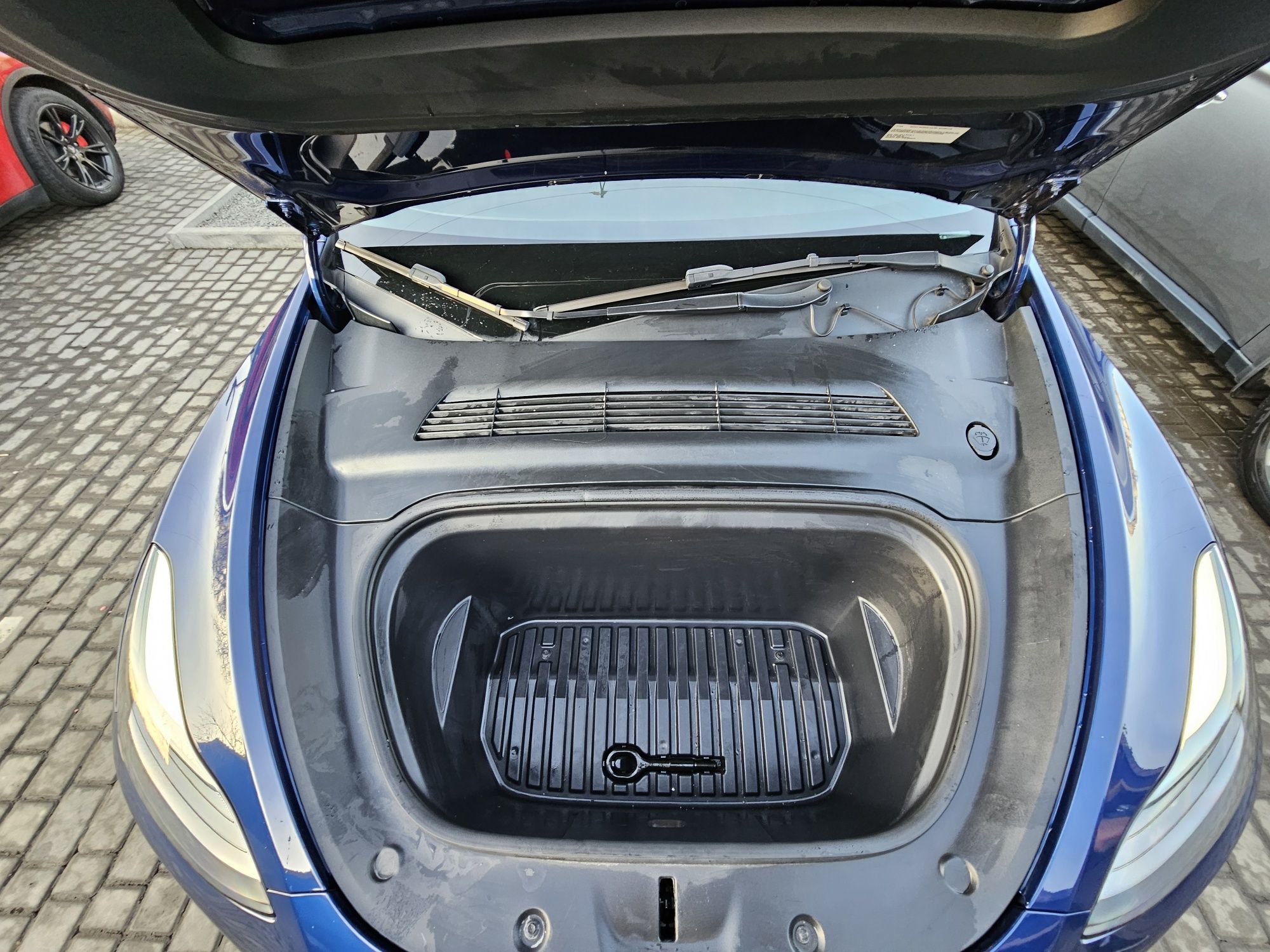 В родной краске Tesla Model Y Performance 2022 FSD, шумка, доводчики.