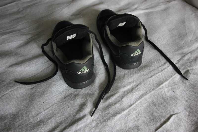 Sapatilhas pretas da Adidas