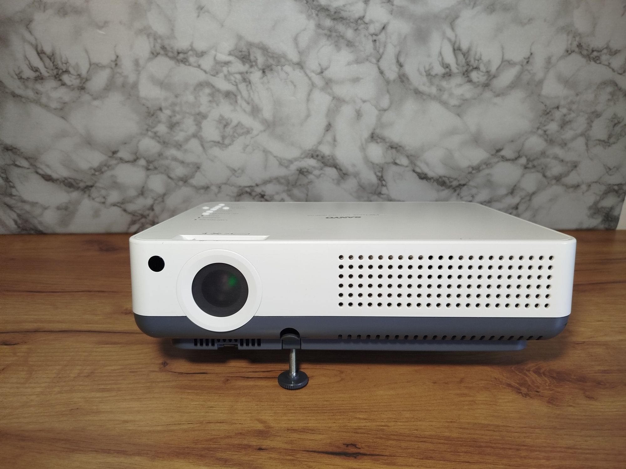 Projektor SANYO PLC-XW55A – 2500 ANSI – Dobry stan