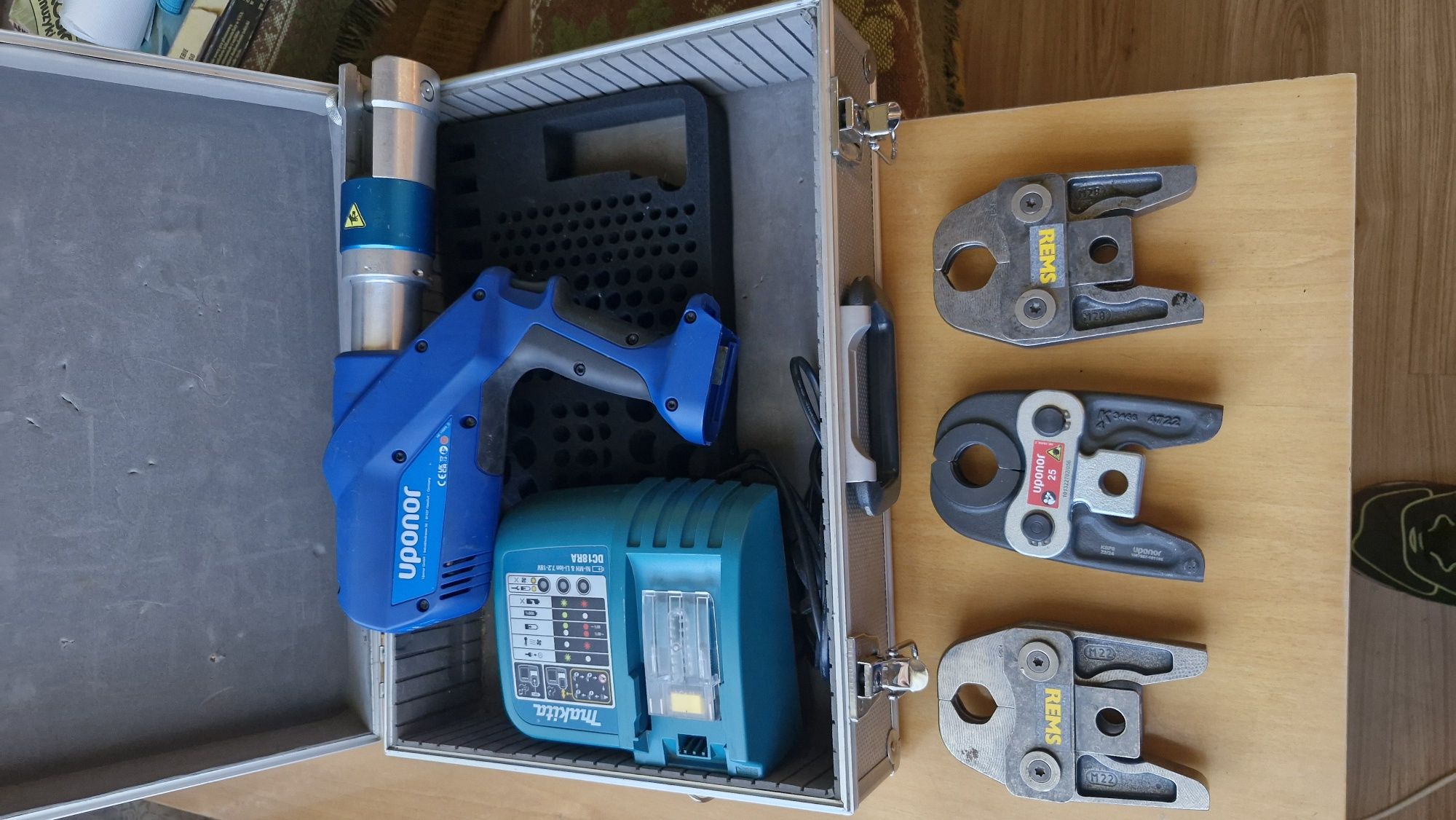 Zaciskarka Uponor i- PRESS