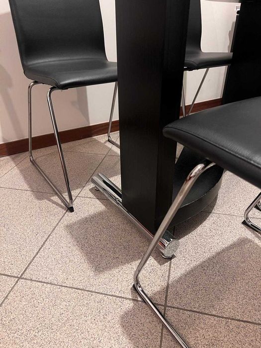 Mesa de vidro e cadeiras